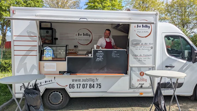 Maxime Coutant en train de préparer des crêpes sur le billig